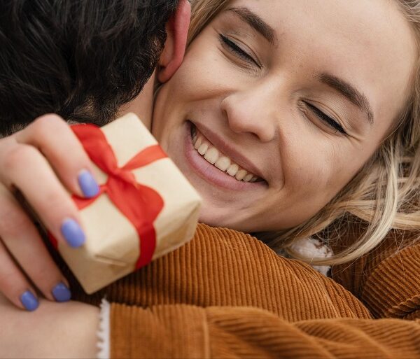 نمایی از یک خانم خوشحال با گلهای هدیه