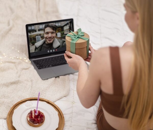 نمای نزدیک از یک قاب عکس با عکس مشترک